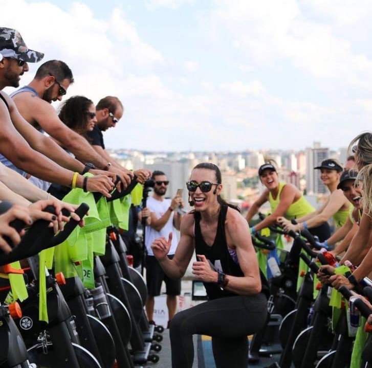 Aula de spinning com a professora e a turma