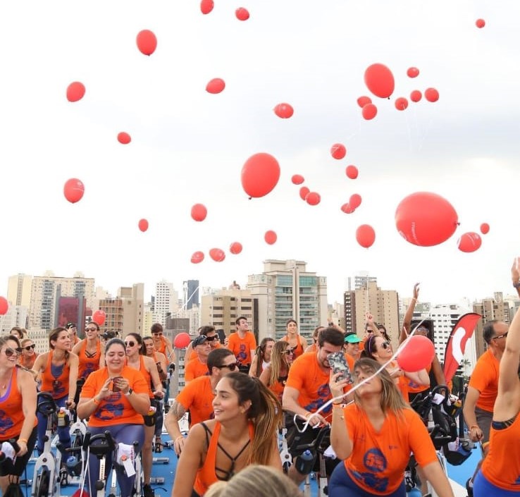 Turma de pessoas fazendo aula de spinning