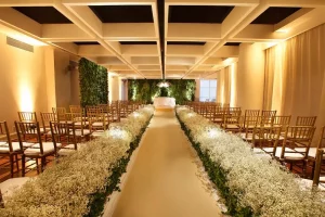 Espaço para casamentos em Campinas - foto do mezanino do Vitória Hall decorado para cerimônia de casamento.