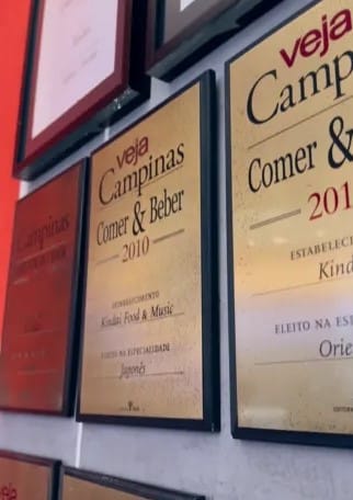 Quadros de reconhecimento pelo prêmios de melhor restaurante japonÊs de Campinas pelo Guia Comer e Beber da Revista Veja