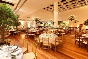 Espaço para casamentos em Campinas - foto do salão principal do Vitória Hall decorado para casamento.