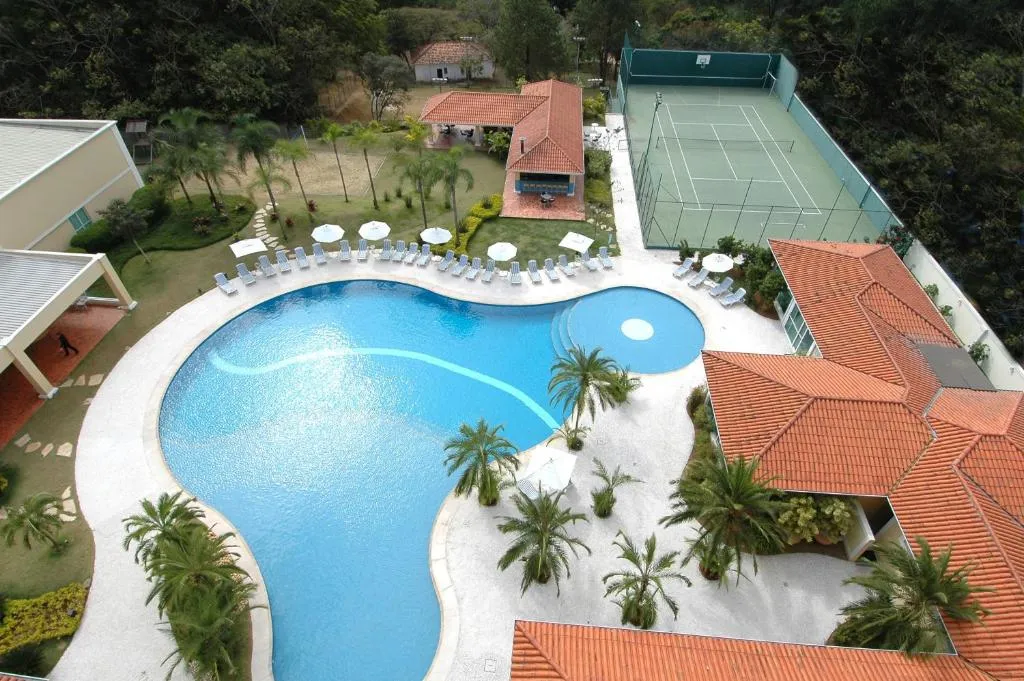 Imagem da piscina climatizada do Hotel Vitória Convention Indaiatuba