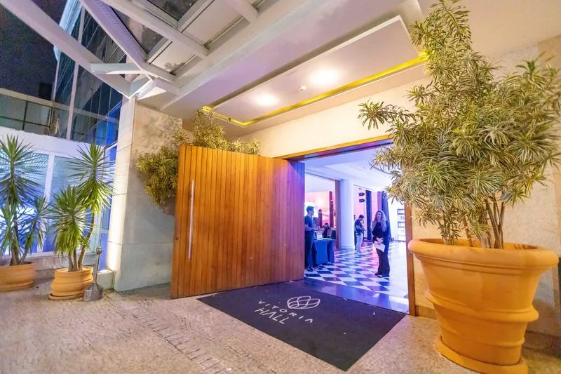 Espaço para casamentos em Campinas - Entrada do espaço Vitória Hall com porta grande de madeira, imponente