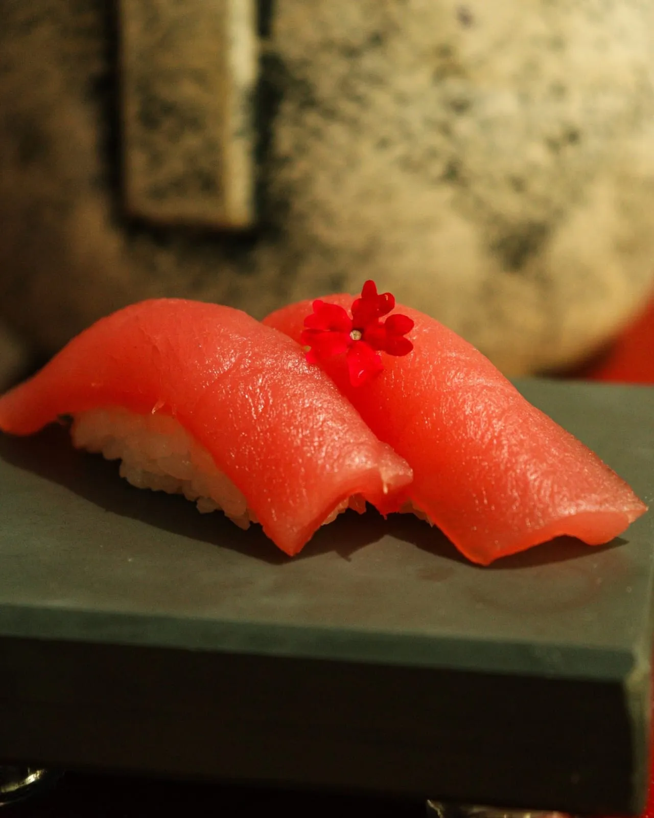 2 peças de niguiri de atum
