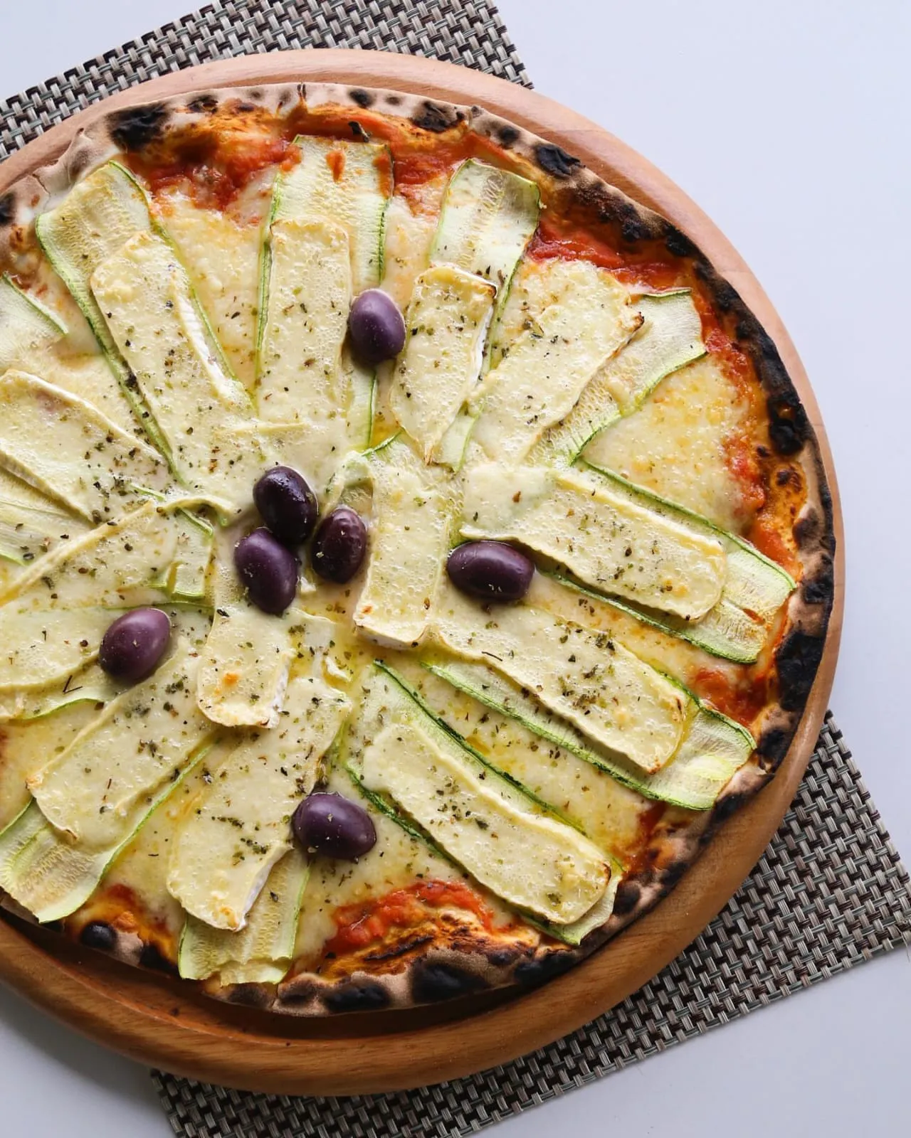 Foto com diversas pizzas de sabores variados