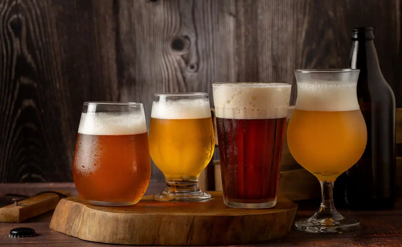 Copos com diferentes tipos de cerveja