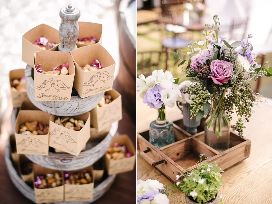 Decoração de casamento com flores delicadas em arranjos românticos e detalhes de voileiras em caixas de madeira e papel kraft.