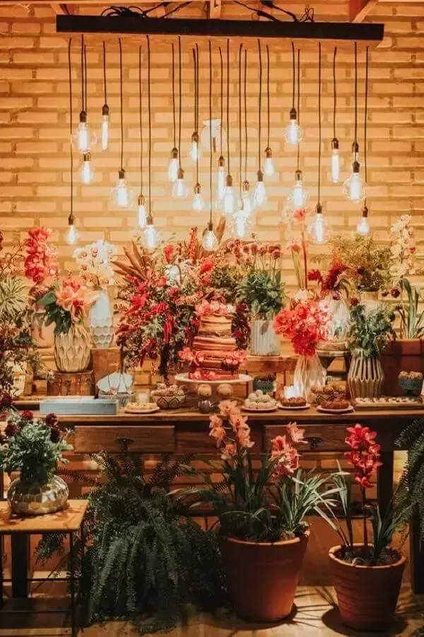 Decoração com várias flores, vasos decorativos e iluminação aconchegante, ideal para festas e celebrações festivas