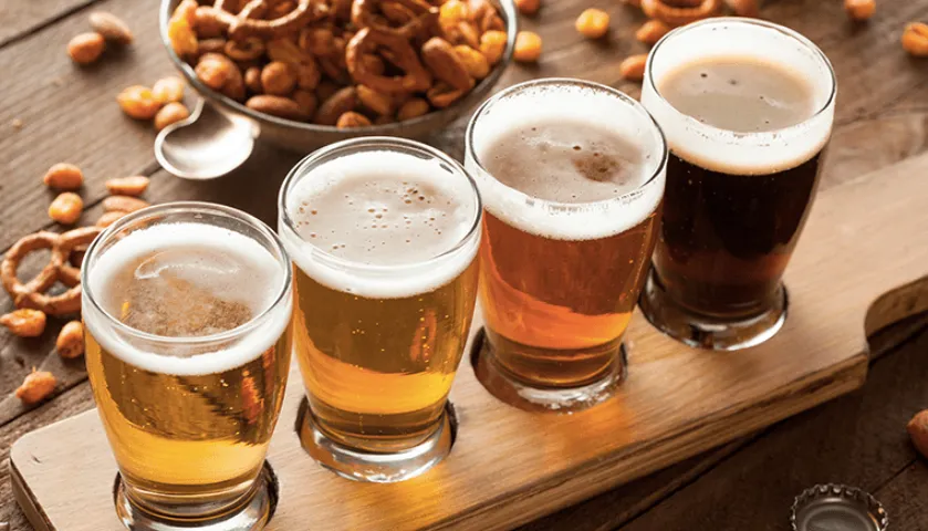 Copos com diferentes tipos de cerveja