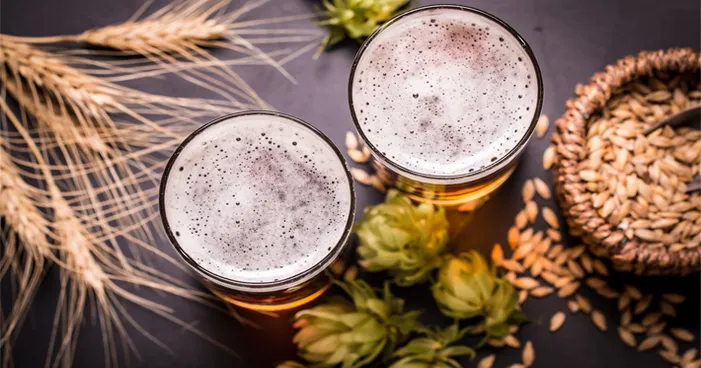2 copos de cervejas