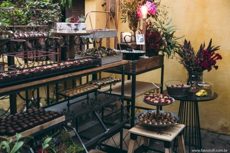 Decoração com flores, doces e objetos artesanais, ideal para impulsionar vendas de doces caseiros, flores e itens decorativos.