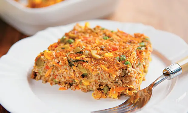 Prato de arroz vegetariano, comida saudável e deliciosa.