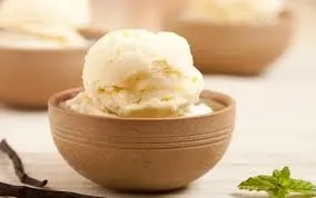 Imagem de uma tigela de sorvete de creme, servido em um recipiente de cerâmica, com aparência cremosa, perfeito para sobremesa.