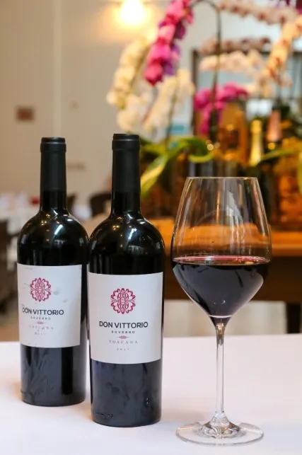 2 garrafas de vinho e uma taça