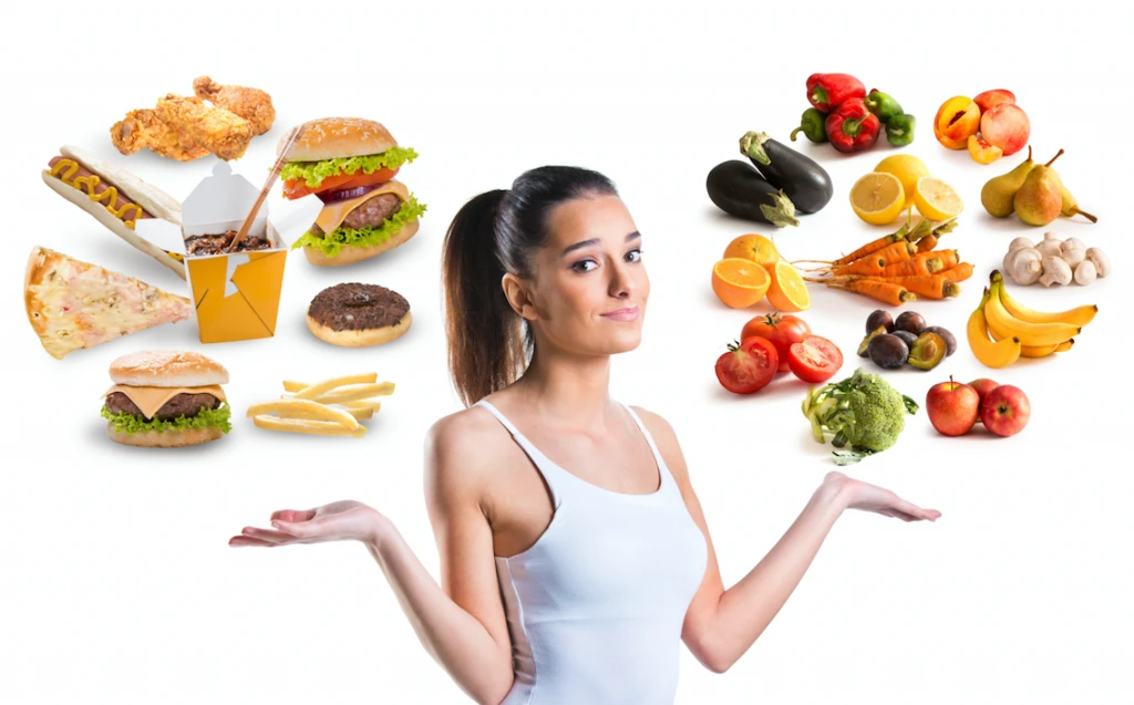 Mulher equilibrando opções de alimentos saudáveis e fast food, simbolizando escolhas alimentares balanceadas versus alimentos ultraprocessados.