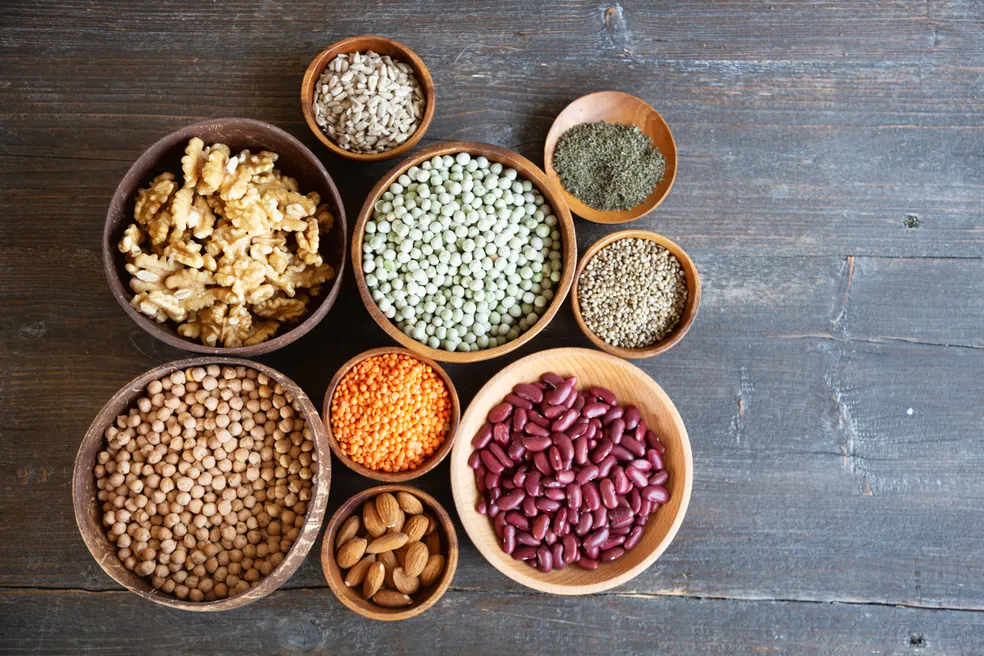 tábua com alimentos e grão ricos em proteína de origem vegetal
