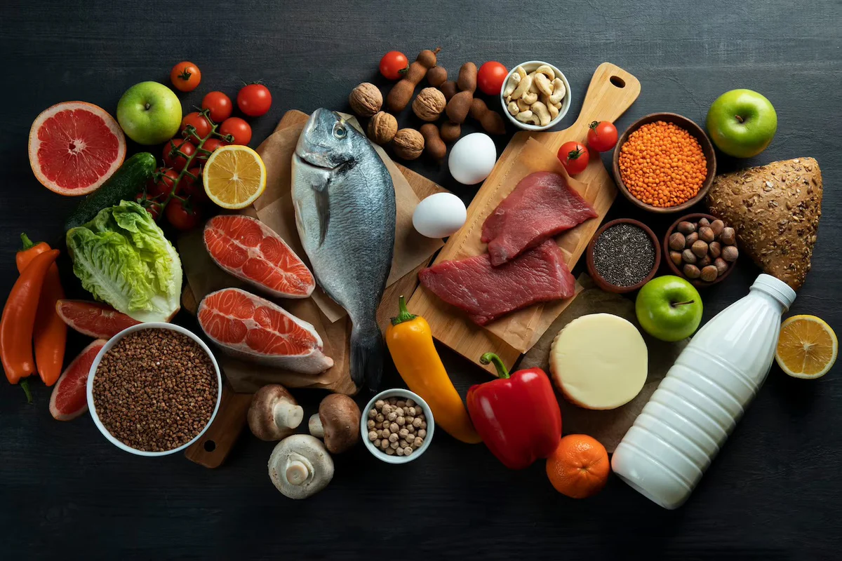 mesa com vários alimentos ricos em proteína