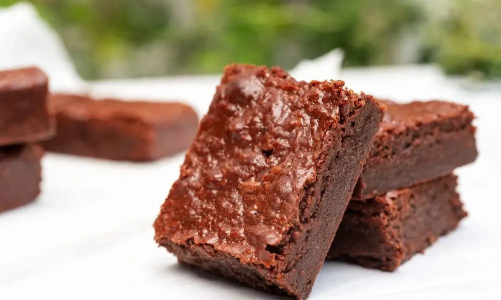 Imagem de barra de brownie com textura de chocolate destacado em fundo branco, ideal para quem busca receitas de brownie fácil e saboroso.