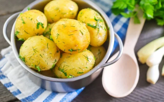 prato de batatas cozidas