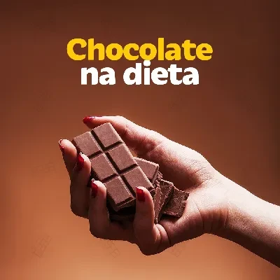 Mão segurando uma barra de chocolate com fundo marrom, destacando a temática de chocolate na dieta.
