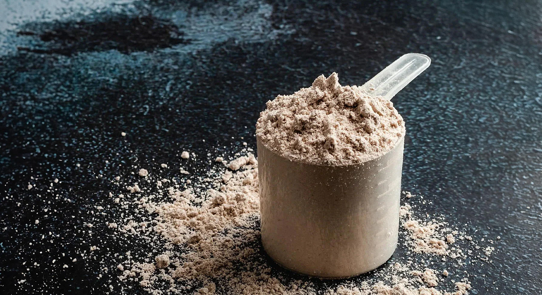 scoop de whey protein sobre a bancada