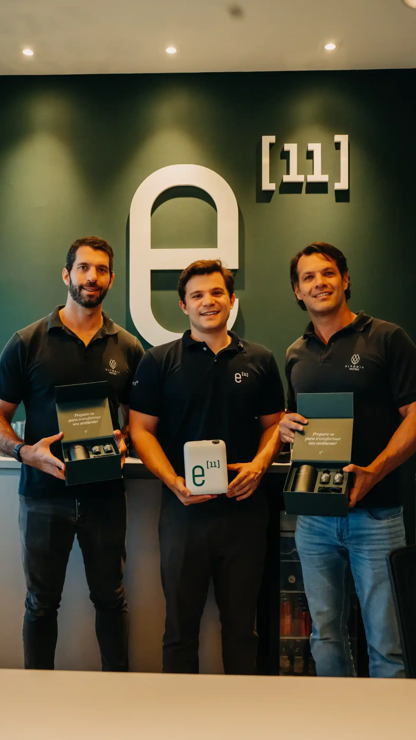 3 homens apresentando a fragrância Vitoria hoteis