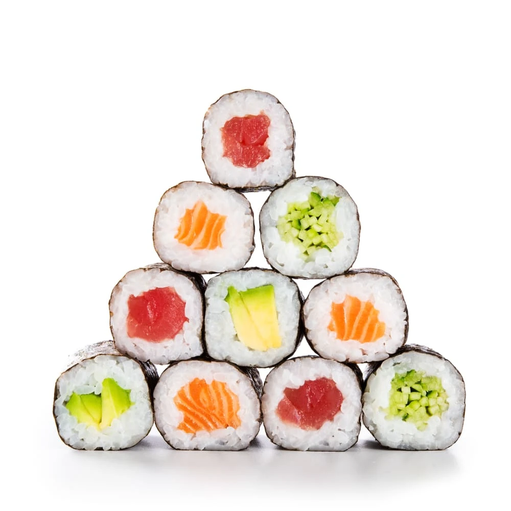 Conjunto de hossomaki - sushi com arroz envolto em alga nori, com recheios visíveis como salmão, atum, manga e pepino picado, organizados em pilha sobre fundo branco.