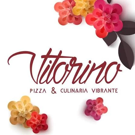 Logo do Restaurante Vitorino com texto “Pizza & Culinária Vibrante” e elementos florais coloridos em rosa, amarelo e vermelho, fundo claro.