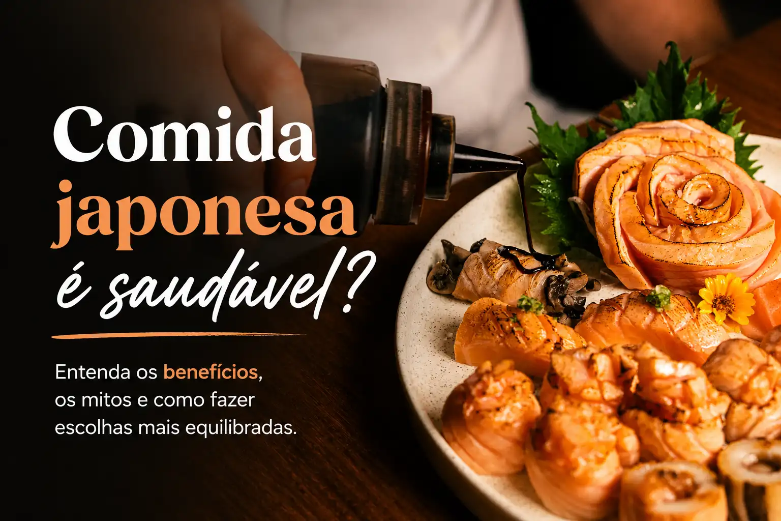 Prato de comida japonesa com rolinho em formato de rosa e acompanhamento com camarões, em mesa de madeira, com texto “Comida japonesa é saudável?”.