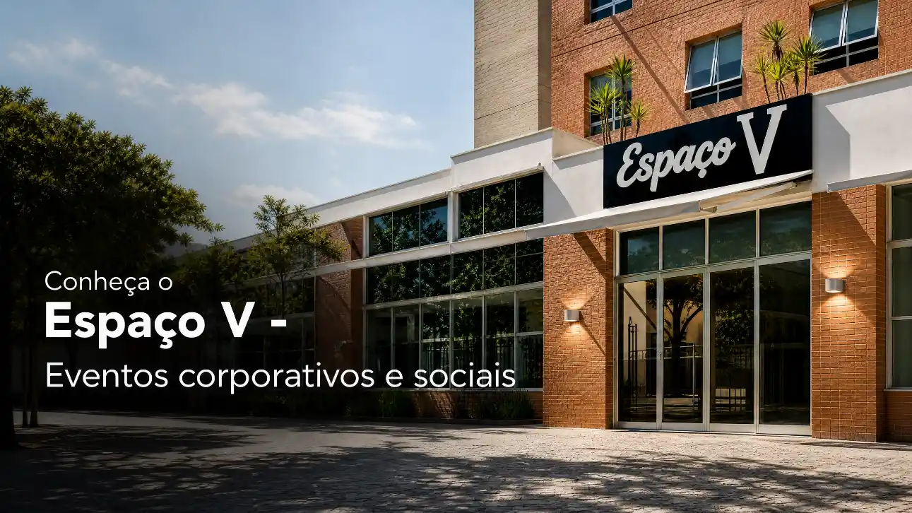 Fachada de um espaço de eventos com placa “Espaço V” e comunicação “Eventos corporativos e sociais”, em prédio de tijolos e grandes janelas de vidro, com jardim ao fundo.