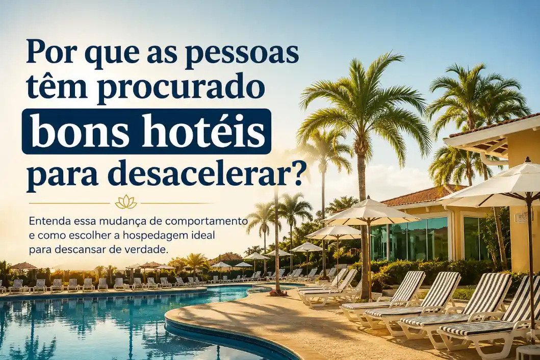 Imagem promocional de hotel tropical com piscina ao ar livre, espreguiçadeiras e guarda-sóis sob palmeiras, com texto “Por que as pessoas têm procurado bons hotéis para descansar?”