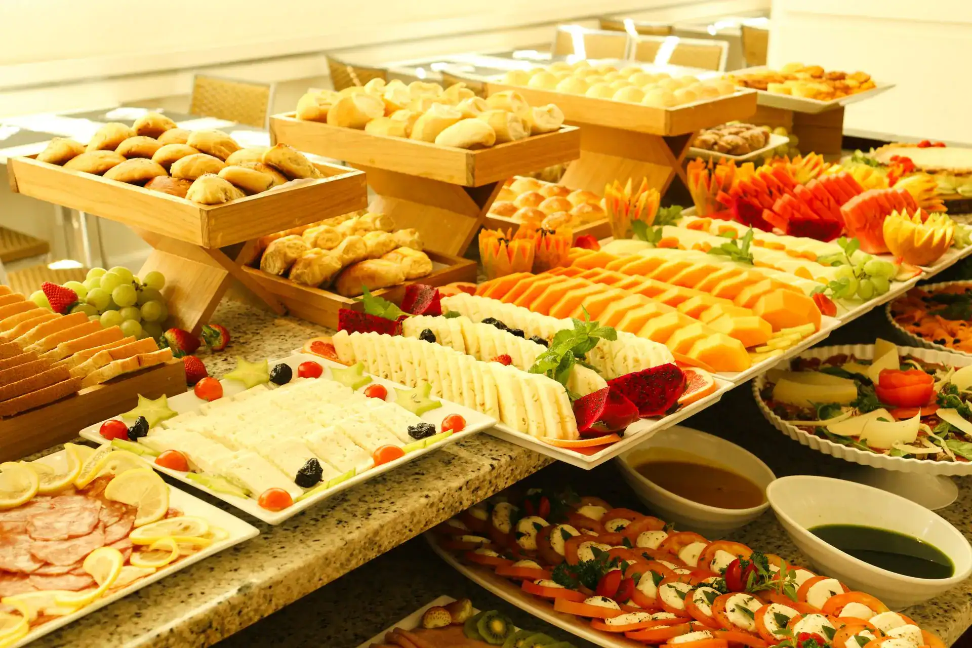 Almoço de ano novo em Campinas - mesa do brunch com alimentos