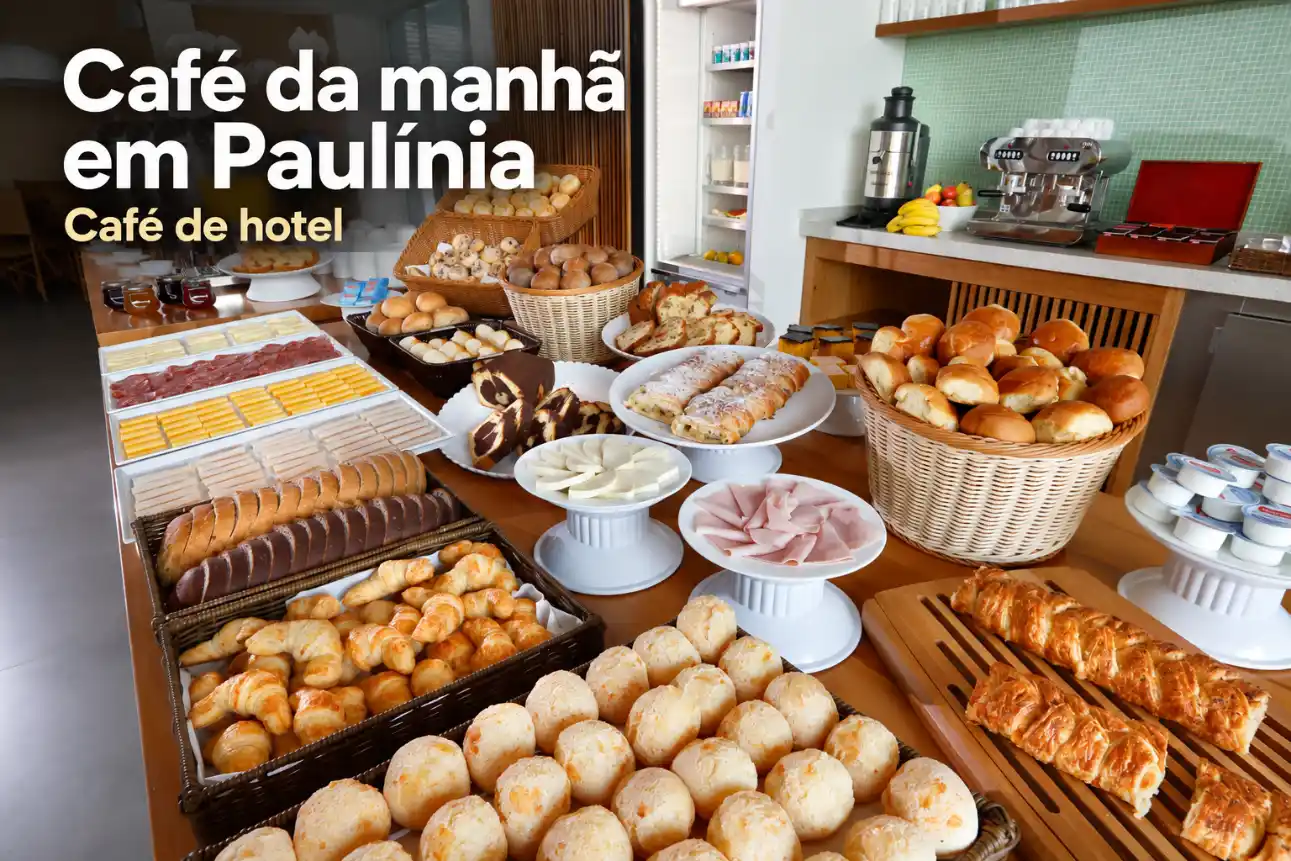 Café da manhã em Paulínia: mesa de hotel com pães, rosquinhas, croissants, frios, frutas e bebidas, incluindo expositores com itens variados no buffet.